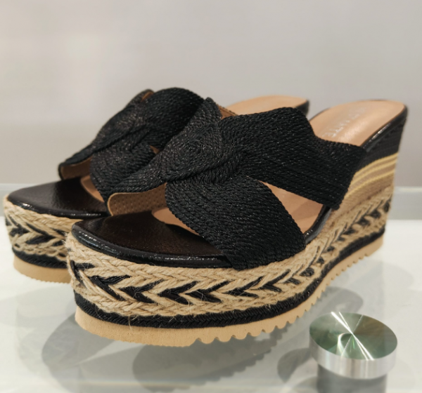 Sepatu Wedges Berdetail Berlian